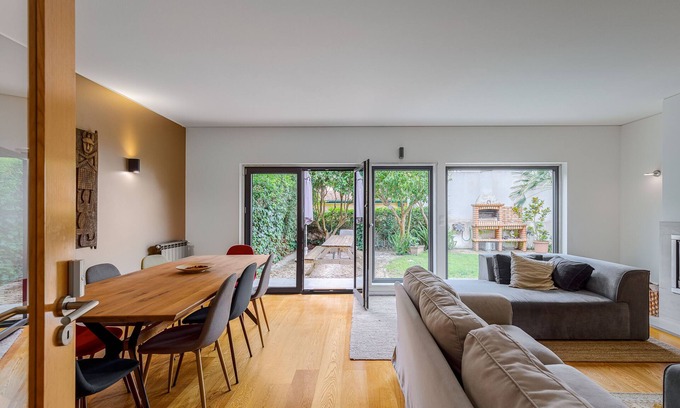 Cascais House | Holiday Home 'Cosy Village Home' with Mountain View, Private Garden and Wi-Fi