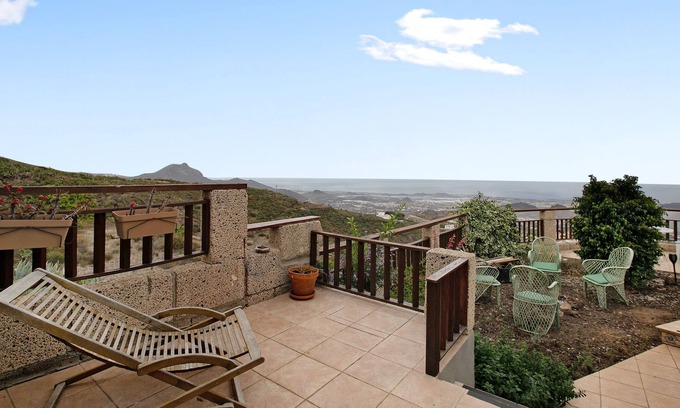 El Madronal House | Holiday Home 'Cozy Cottage Arona' with Sea View, Sauna, Garden & Wi-Fi