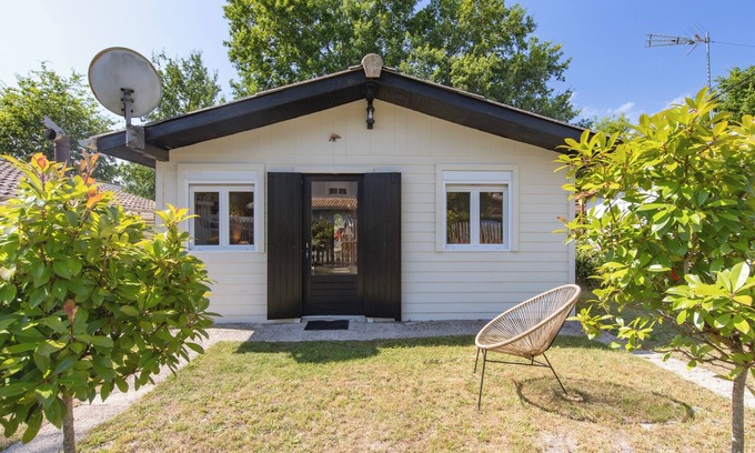 Hourtin House | Holiday Home 'De Charme Au Bord Du Lac' with Private Terrace, Garden and Wi-Fi