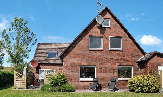 Horum House | Holiday Home 'Deichzeit' with Private Terrace and Shared Garden