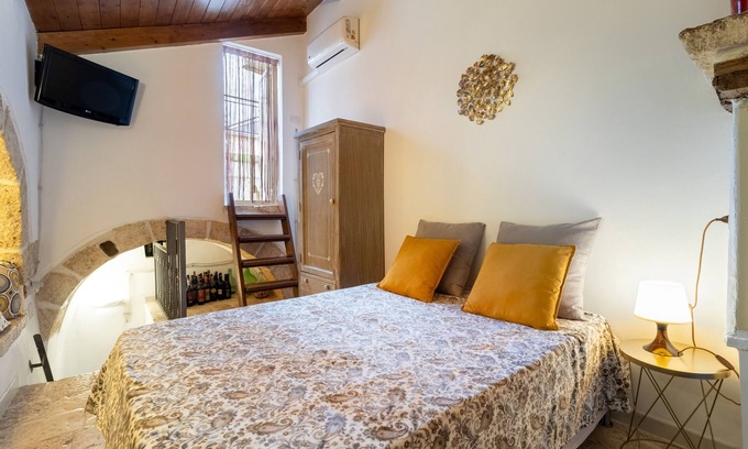 Conversano House | Holiday Home 'Dimora Marter' with Private Terrace, Wi-Fi and Air Conditioning