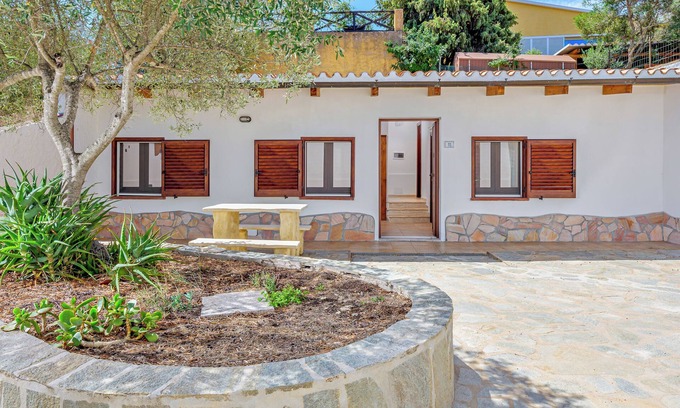 Porto Istana House | Holiday Home 'Elia's House' with Private Terrace, Wi-Fi and Air Conditioning