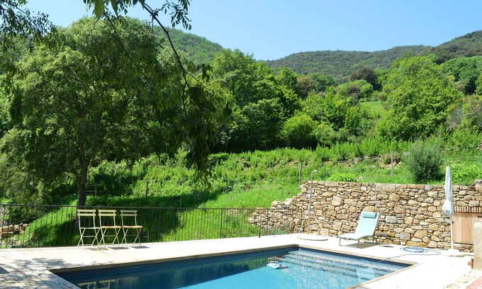 Beguda House | Holiday Home 'La Rectoría De Castellar' with Mountain View, Pool, Garden & Wi-Fi
