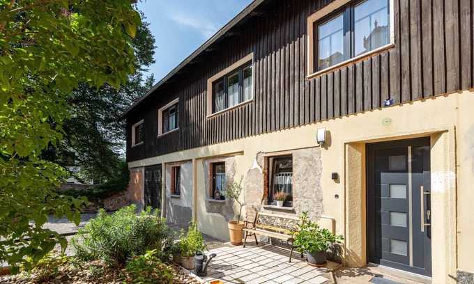 Bautzen House | Holiday Home 'Ferienhaus Unterm Schloss' with Balcony and Wi-Fi