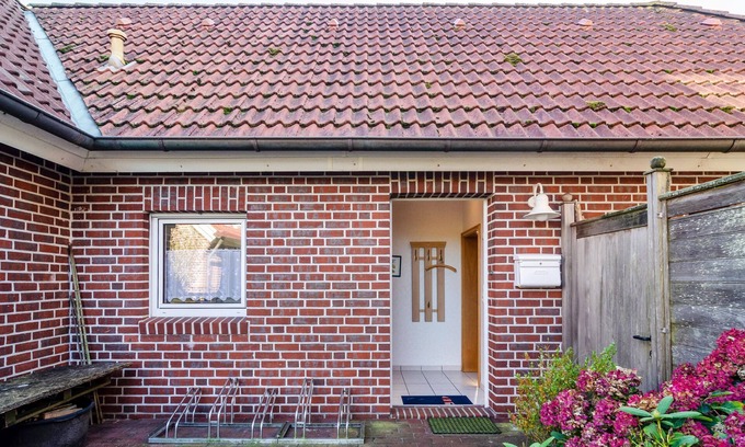 Borkum House | Holiday Home 'Ferienhaus Inselkate' with Private Terrace, Private Garden and Wi-Fi