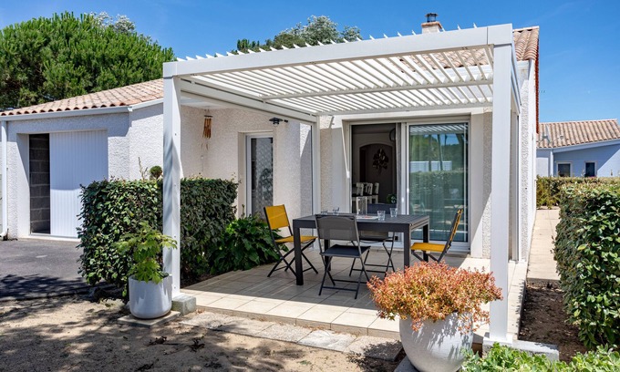 La Tranche-sur-Mer House | Holiday Home 'Maison À 15 Min Du Centre Ville' with Private Terrace, Private Garden and Wi-Fi
