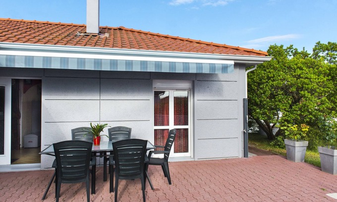 Le Verdon-sur-Mer House | Holiday Home 'Villa Mimosas Le Verdon sur Mer' with Garden, Terrace & Wi-Fi