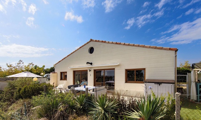 Le Verdon-sur-Mer House | Holiday Home 'Chalet Les Pieds Dans L'eau' with Sea View, Wi-Fi and Air Conditioning