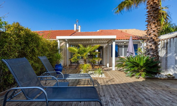 Palavas-les-Flots House | Holiday Home 'Les Palmiers' with Private Terrace, Wi-Fi and Air Conditioning