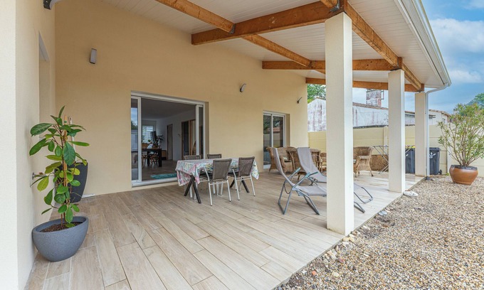 Vendays-Montalivet House | Holiday Home 'Villa Eden' with Private Terrace, Wi-Fi and Air Conditioning
