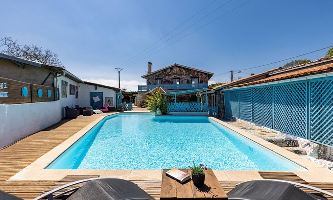 Gaillan-en-Medoc House | Holiday Home "Gîte Complet à la Maison Mosaïc" with Shared Pool & Wi-Fi