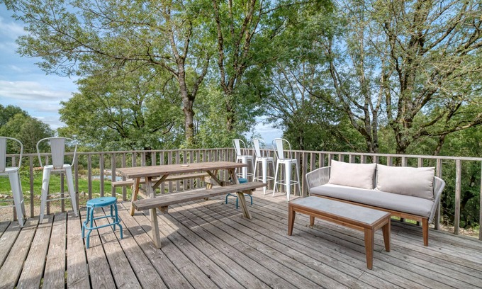 Dourgne House | Holiday Home 'Grange Spacieuse Et Élégante' with Lake View, Shared Pool and Wi-Fi