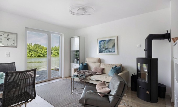 Tossens House | Holiday Home 'Haus Sophia' with Lake View, Private Terrace and Wi-Fi
