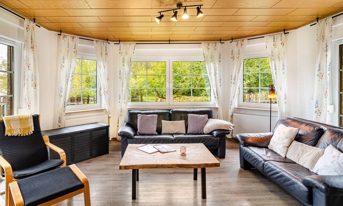 Trendelburg House | Holiday Home 'Hillebrand' with Private Terrace, Private Garden and Wi-Fi