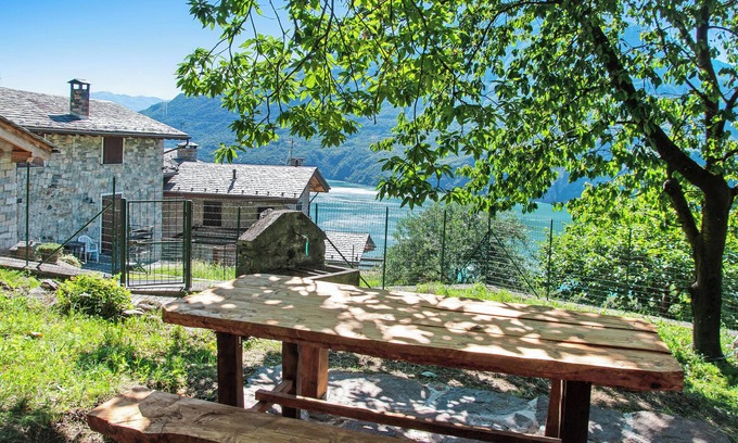 Verceia House | Holiday Home Il ciliegio sul lago with Lake View, Terrace & Garden