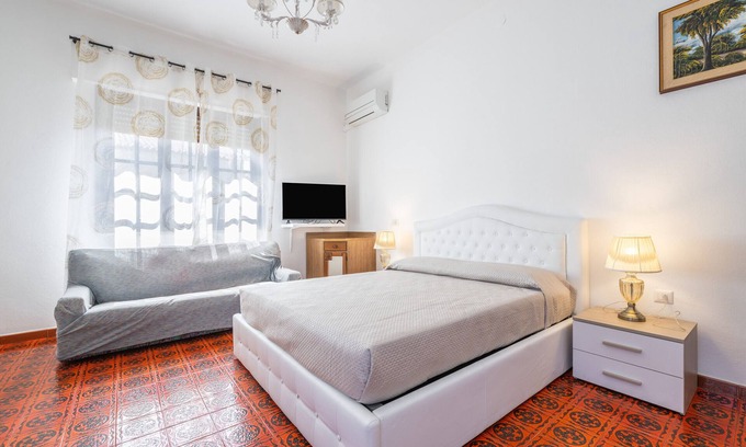 Sarroch House | Holiday Home 'Il Faro' with Private Terrace, Wi-Fi and Air Conditioning