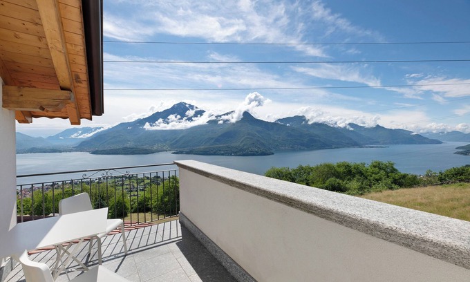 Stazzona House | Holiday Home 'Il Nido Del Colibrì' with Lake View, Private Terrace and Wi-Fi