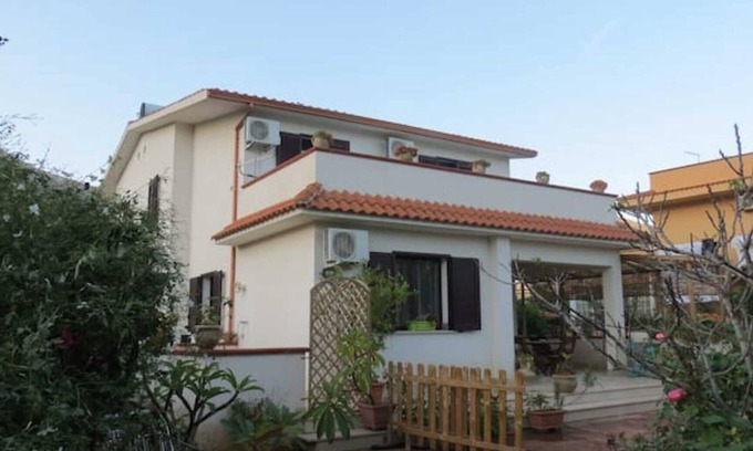 Partanna House | Holiday Home 'Il Roseto Di Betty' with Mountain View, Wi-Fi and Air Conditioning