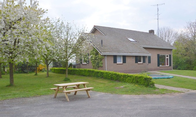 Elsendorp House | Holiday Home in Elsendorp with Garden