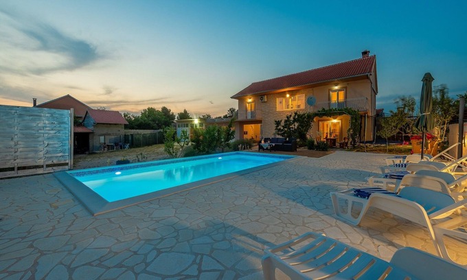 Lisicici House | Holiday Home in Lisicic with Pool