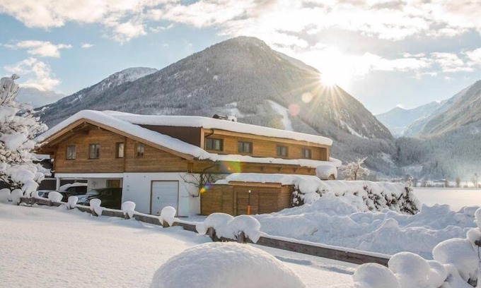 Schonbach Apartment | Holiday Home in Neukirchen with Mountain Views