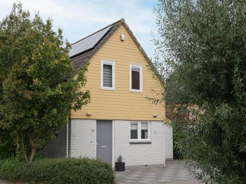 Wemeldinge House | Holiday Home in Quiet Park with Garden