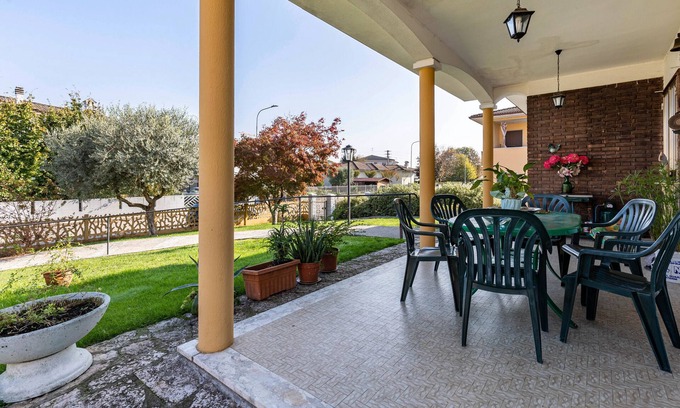 Marmirolo House | Holiday Home 'Villa Del Sole' with Private Garden, Wi-Fi and Air Conditioning