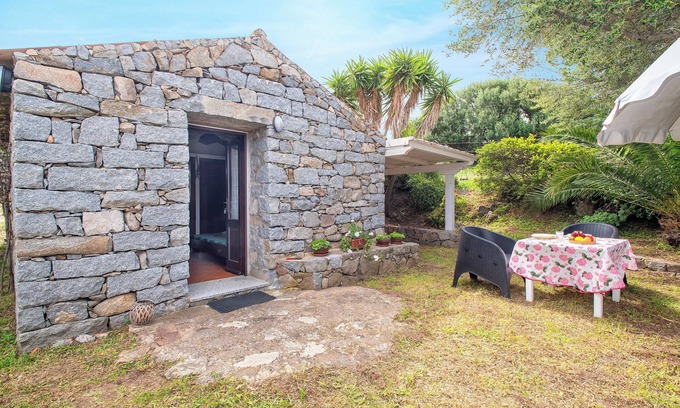 Paduledda House | Holiday Home "La casetta con vista" with Sea View, Terrace and Garden