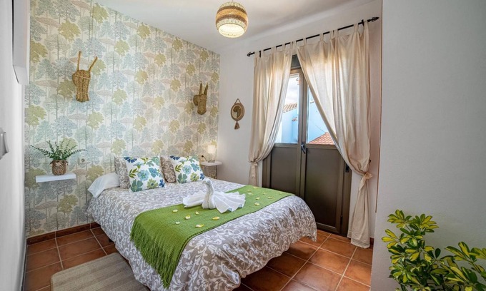Juzcar House | Holiday Home 'La Casa Del Bosque' with Mountain View, Balcony and Wi-Fi