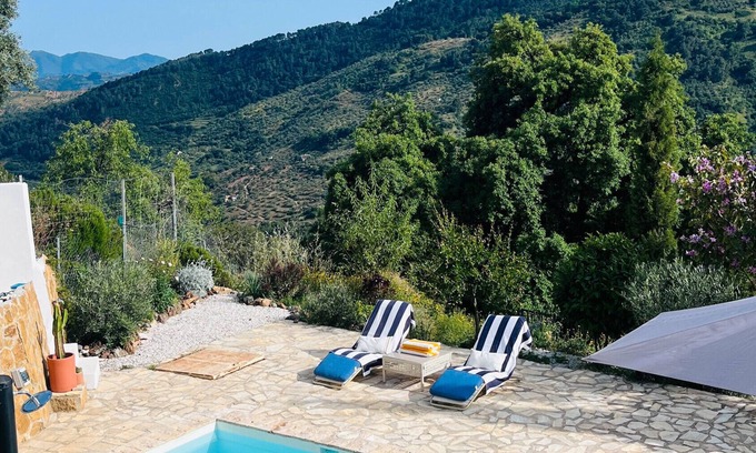 Yunquera House | Holiday Home 'La Casita De La Loma' with Mountain View, Wi-Fi and Air Conditioning