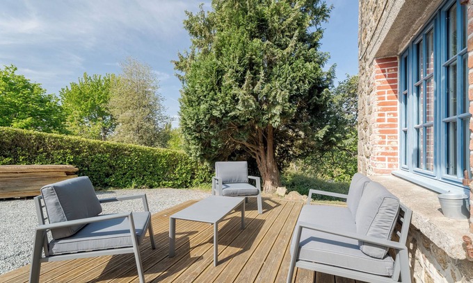 Saint-Coulomb House | Holiday Home 'La Petite Ville Aze Près De St Malo' with Lake View, Private Terrace and Wi-Fi