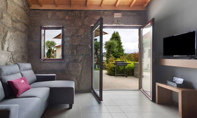 Guilhofrei House | Holiday Home 'Lagar T1' with Lake View, Wi-Fi and Air Conditioning