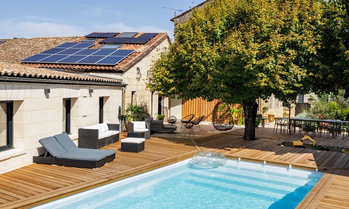 Montagne House | Holiday Home 'La Suite - Balnéo Privative' with Shared Pool, Wi-Fi and Air Conditioning