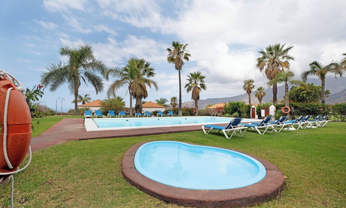 El Paso House | Holiday Home 'La Villa La Palma- 2 Dormitorios' with Sea View, Wi-Fi and Air Conditioning