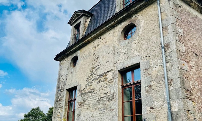 Val-d'Oust House | Holiday Home 'Le Crévy - Le Chateau - 8 Pers' with Private Terrace, Shared Garden and Wi-Fi