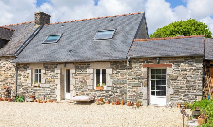 Peumerit House | Holiday Home 'Le Gîte De Blandine 2' with Private Terrace, Shared Garden and Wi-Fi