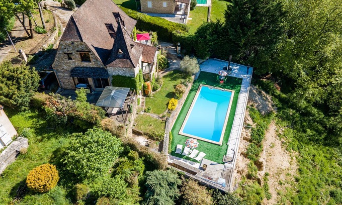 Saint-Cyprien House | Holiday Home 'Le Pigeonnier De Sinzelle' with Private Pool, Private Terrace and Wi-Fi