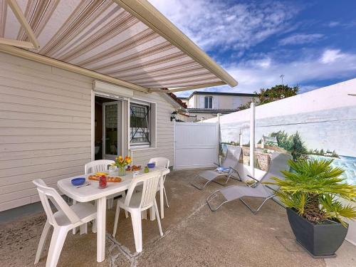 Tharon-Plage House | Holiday Home Les Coquillages by Interhome