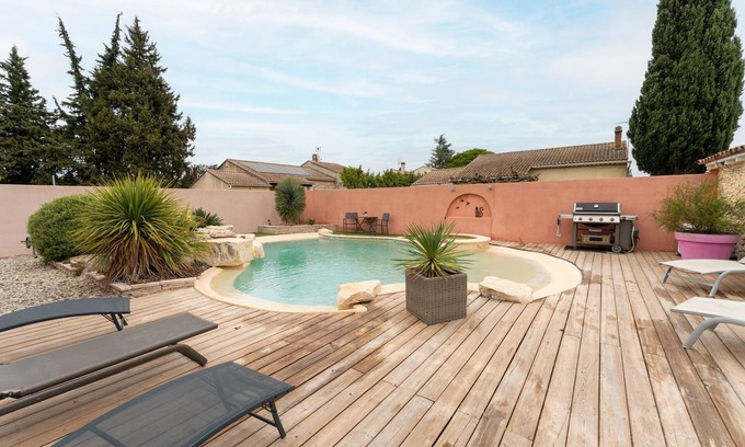 Molleges House | Holiday Home 'Les Dames De Molleges' with Mountain View, Wi-Fi and Air Conditioning