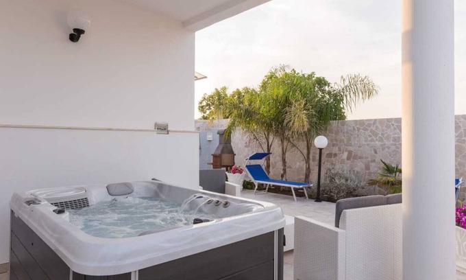 Porto Cesareo House | Holiday Home 'Luna Rossa Salento - Casa Blu' close to the Sea with Whirlpool