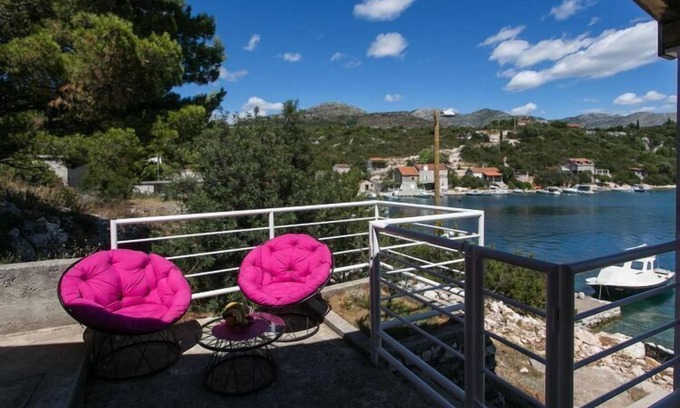 Banici House | Holiday Home Magazin- One Bedroom Apartment with Terrace and Sea View
