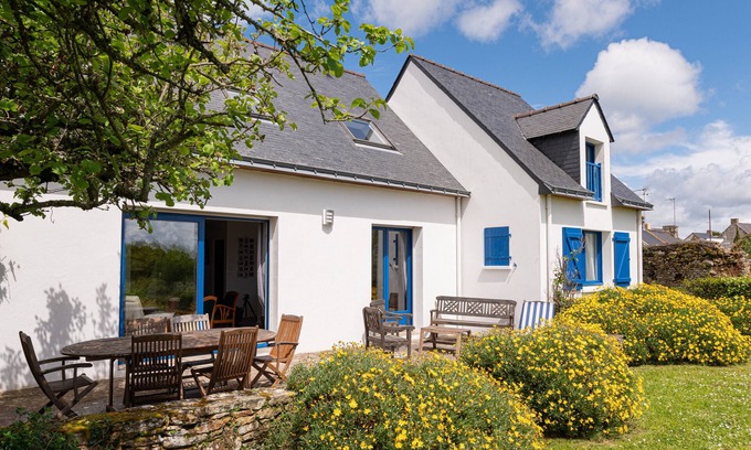 Arzon Villa | Holiday Home 'Maison Aux Volets Bleus - Vue Mer' with Private Terrace and Private Garden