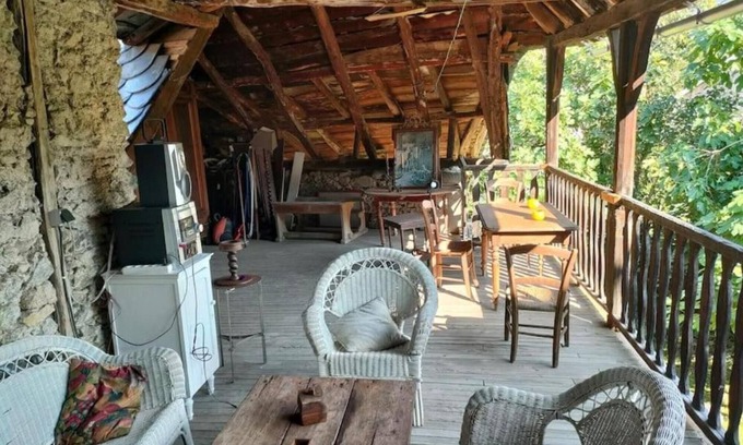 Balagueres House | Holiday Home 'Maison De Chouliou' with Mountain View, Private Terrace and Wi-Fi