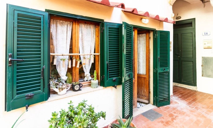 Rio Marina House | Holiday Home 'Maison Philippe Costa Est' with Mountain View, Private Terrace and Wi-Fi