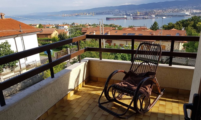 Muggia House | Holiday Home "Mare e Lavanda" with Sea View, Private Garden & Wi-Fi