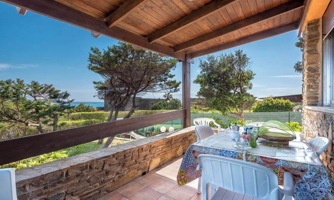La Pelosa House | Holiday Home 'Mari' with Sea View, Private Terrace and Private Garden