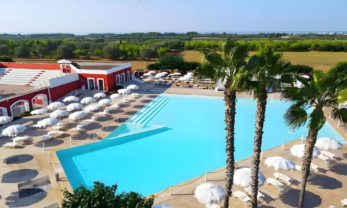 Porto Cesareo House | Holiday Home 'Mery Villaggio Chiusurelle' with Private Terrace, Private Garden and Air Conditioning