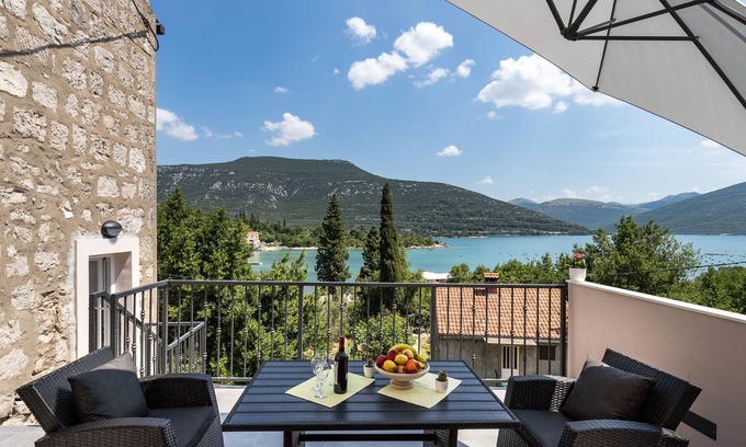 Hodilje House | Holiday Home Monika - Two Bedroom Holiday Home with Terrace and Sea View
