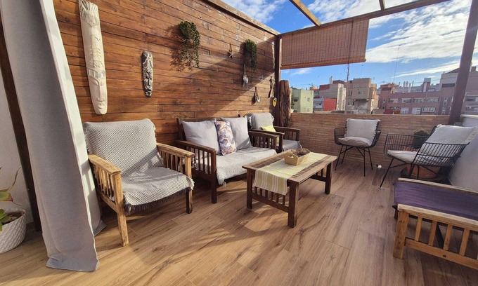 Aiora House | Holiday Home 'Oasis De Valencia' with Private Terrace, Wi-Fi and Air Conditioning