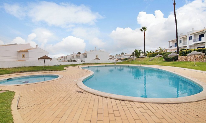 Areias de Sao Joao House | Holiday Home 'Oura Southvilla Algarve' with Shared Pool and Wi-Fi